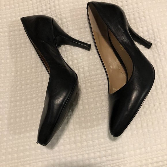 Black Leather Arturo Chiang Pointed Toe Heels - Picture 1 of 3